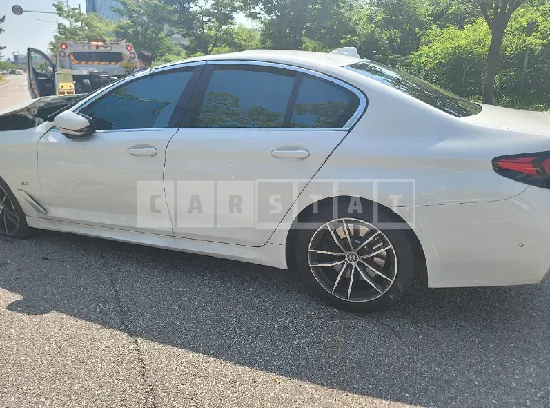 Photo 2 of 17: 2023 BMW 520i, VIN WBA11BH09PCL50654 — Korean insurance auction