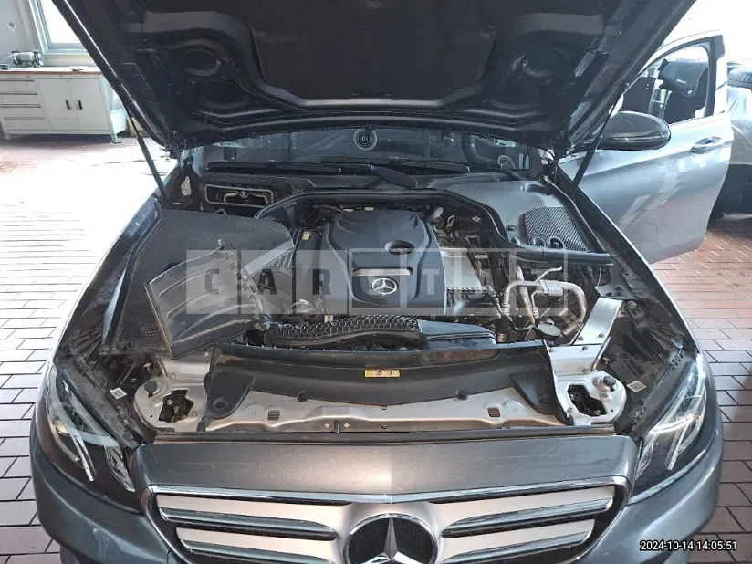 Photo 2 of 9: 2017 Mercedes-Benz E200 — Korean insurance auction
