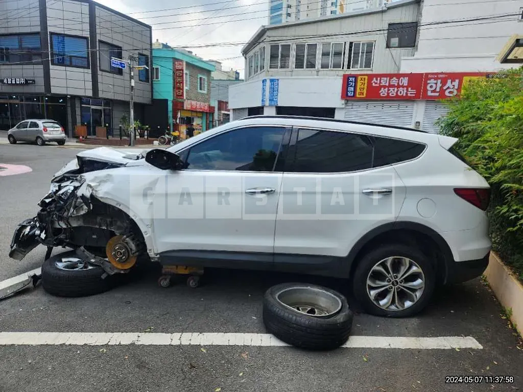 Photo 2 of 30: 2015 Hyundai Santa Fe — Korean insurance auction