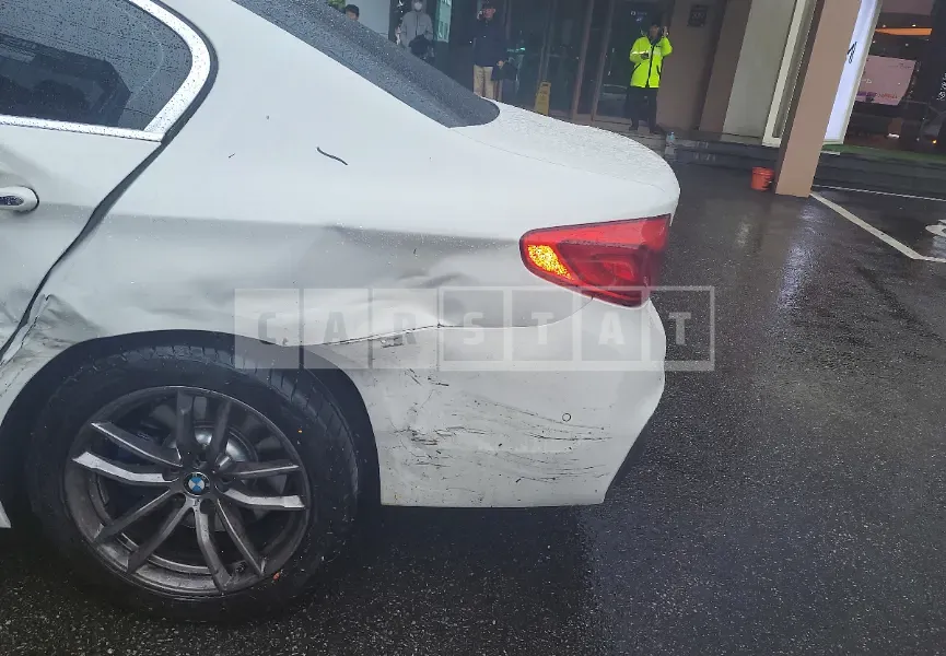 Photo 2 of 9: 2018 BMW 530i, VIN WBAJD3105JWC97418 — Korean insurance auction