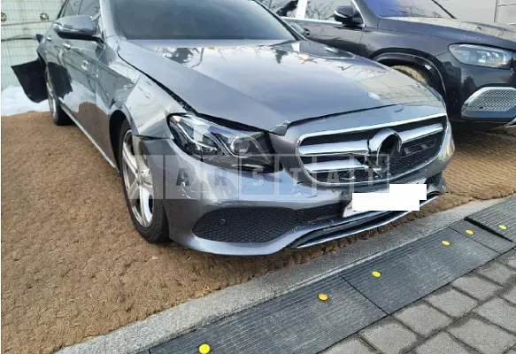 Photo 2 of 29: 2017 Mercedes-Benz E220d, VIN WDDZF0EB3HA141107 — Korean insurance auction
