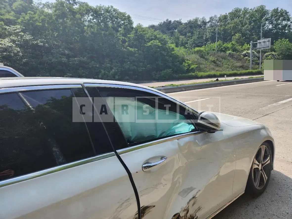 Photo 2 of 34: 2017 Mercedes-Benz E300, VIN WDDZF4JB8HA162046 — Korean insurance auction