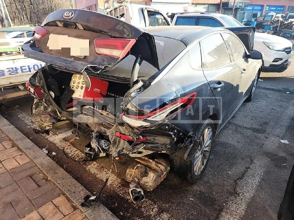 Photo 2 of 6: 2018 Kia K5, VIN KNAGU411BKA265258 — Korean insurance auction
