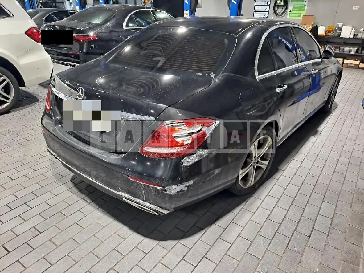 Photo 2 of 33: 2017 Mercedes-Benz E200, VIN WDDZF4CB8JA328486 — Korean insurance auction