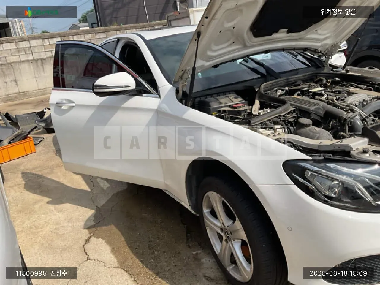 Photo 2 of 10: 2017 Mercedes-Benz E200, VIN WDDZF4CB7JA300310 — Korean insurance auction