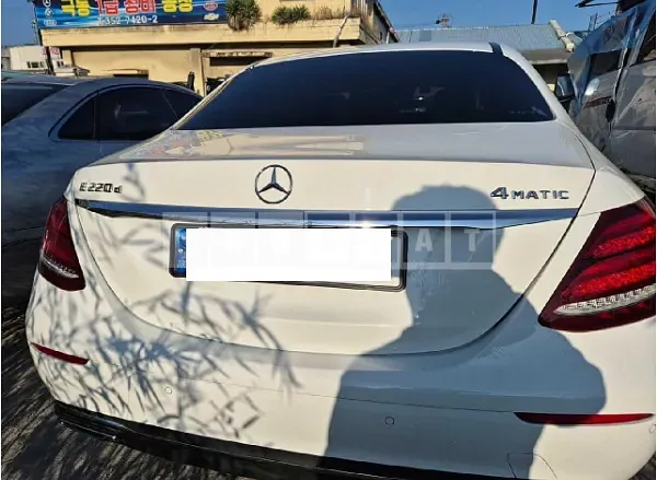Photo 2 of 15: 2019 Mercedes-Benz E220d — Korean insurance auction