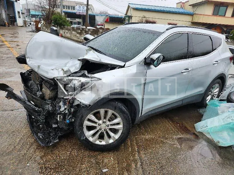 Photo 2 of 20: 2017 Hyundai Santa Fe, VIN KMHSW81UBHU750045 — Korean insurance auction