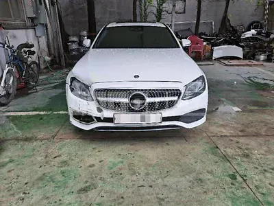 Photo 1 of 18: 2018 Mercedes-Benz E220 d, VIN WDDZF0EB8JA481892 — Korean insurance auction