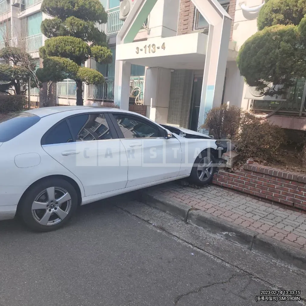 Photo 2 of 31: 2018 Mercedes-Benz C200, VIN WDDWF4CB9JF678618 — Korean insurance auction