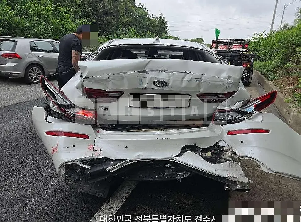 Photo 2 of 20: 2019 Kia K5 — Korean insurance auction