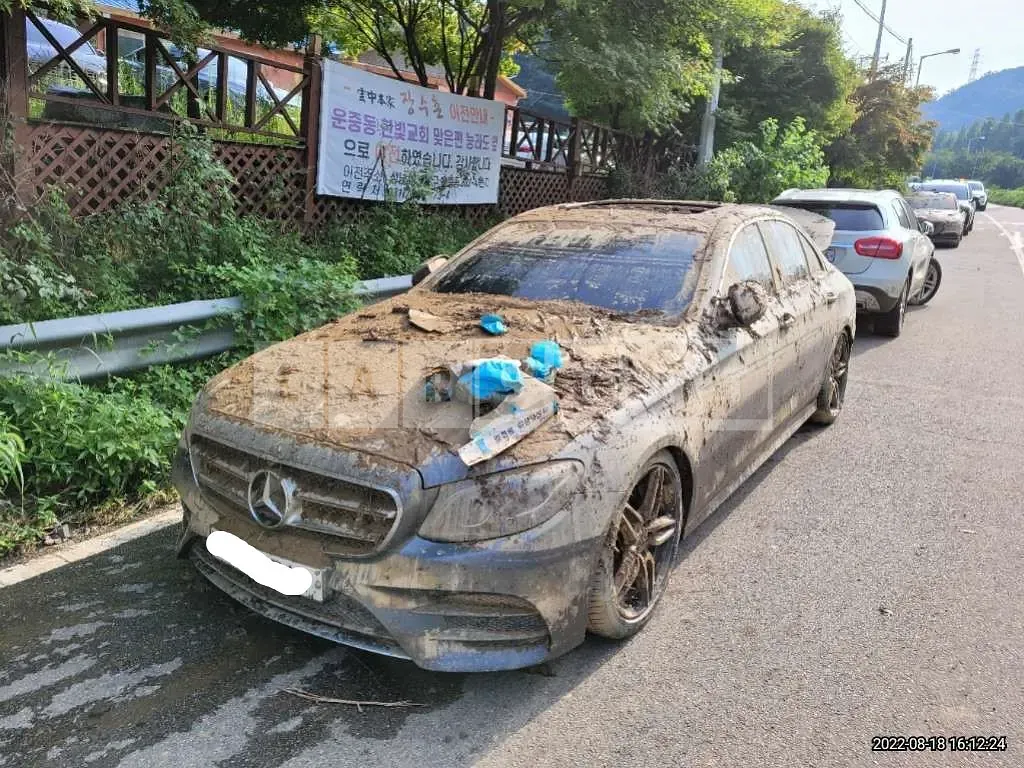 Photo 2 of 4: 2018 Mercedes-Benz E 300, VIN WDDZF4JB3JA433925 — Korean insurance auction